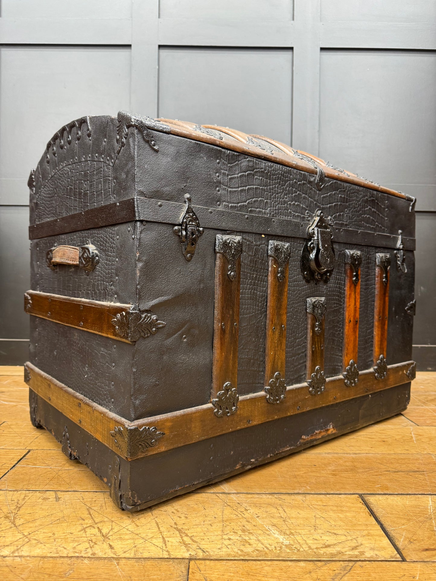 Antique Chest Trunk / Travelling Chest /Domed Top  / Blanket Box / Sideboard