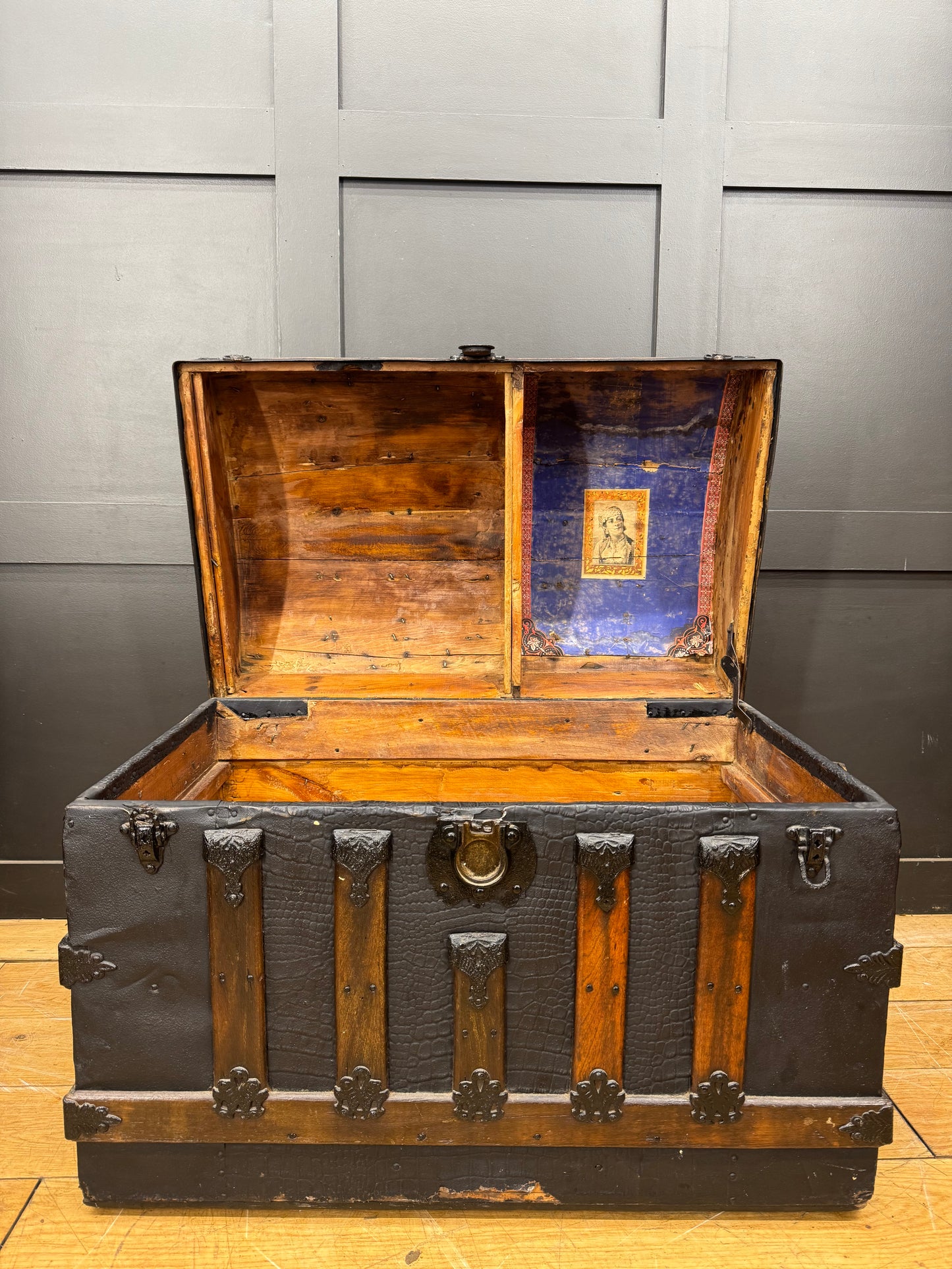 Antique Chest Trunk / Travelling Chest /Domed Top  / Blanket Box / Sideboard